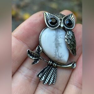 Howlite Stone Silver Tone and Owl 🦉 Pendant Necklace NEW in Box